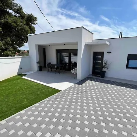 Holiday home Teuta House